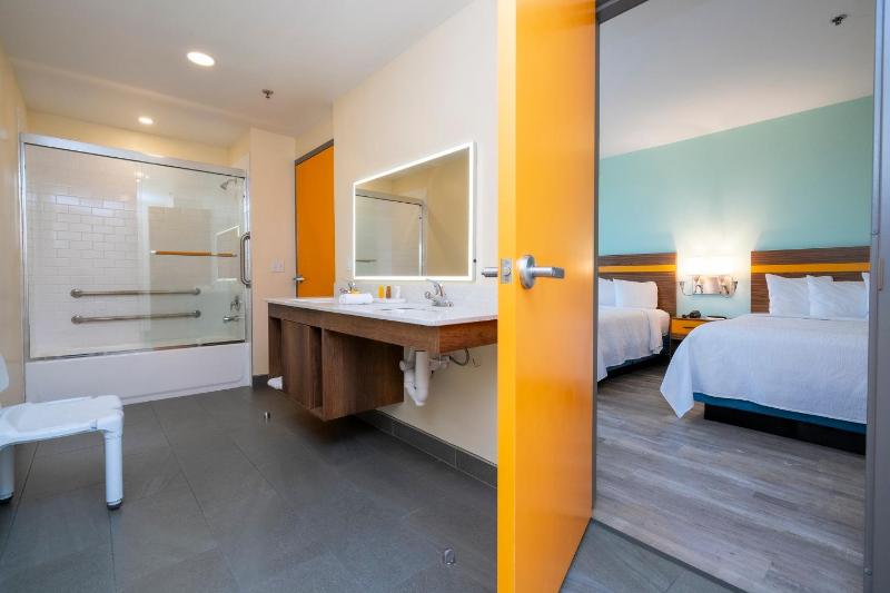 Business Room with Two Queen Beds Disability Access Smoke Free  image 4