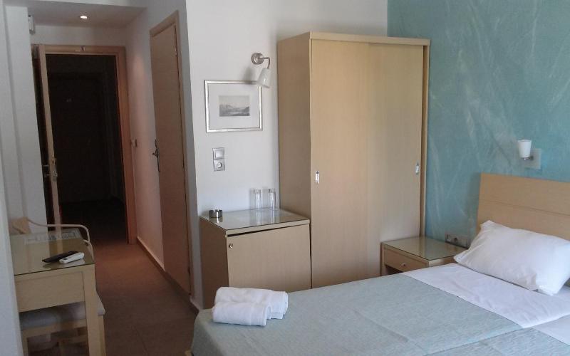 Twin Room with Mountain View image 4