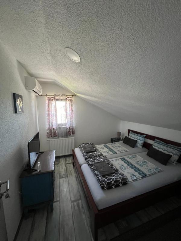 Standard Double Room with Shared Bathroom image 1