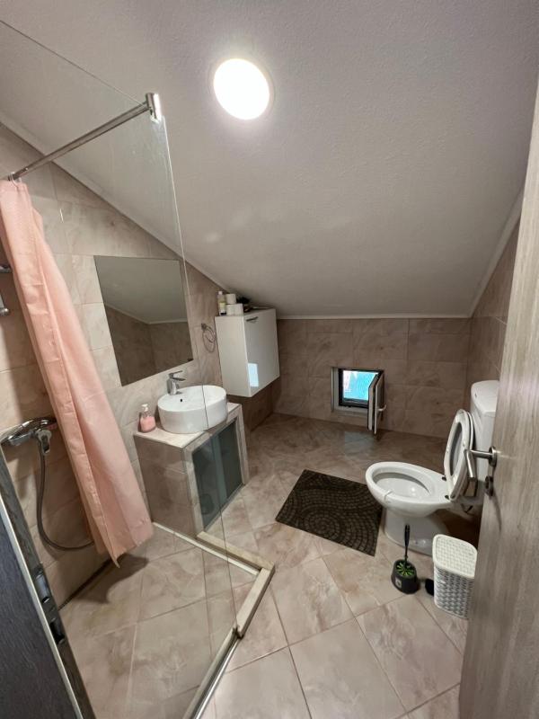 Single Room with Shared Bathroom image 3