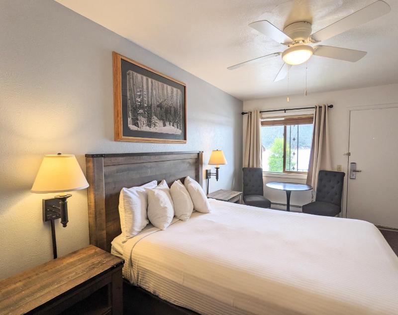 Queen Room with One Queen Bed image 1