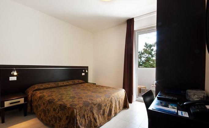 Deluxe Double Room image 3