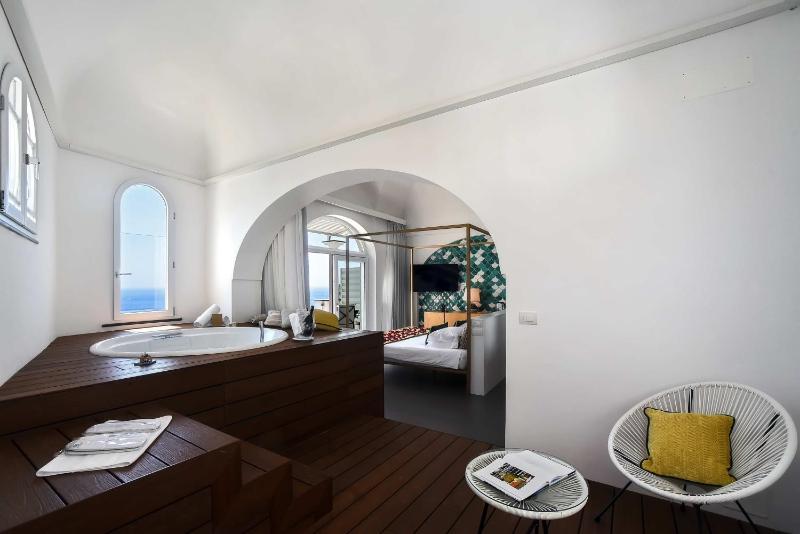 Executive Suite with Sauna and Indoor Bathtub image 3