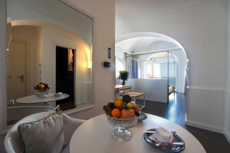 Executive Suite with Sauna and Indoor Bathtub image 2