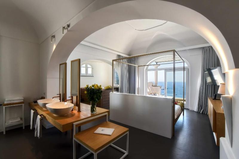 Executive Suite with Sauna and Indoor Bathtub image 4
