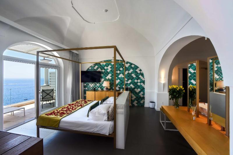 Executive Suite with Sauna and Indoor Bathtub image 1