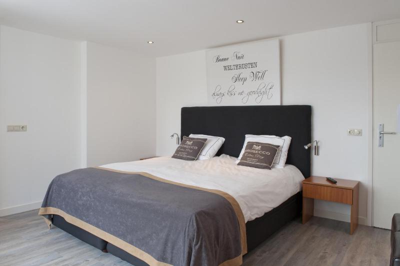 Twin Room with Bath image 1