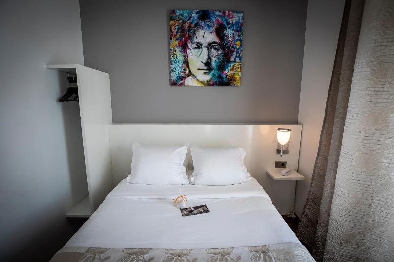 Standard Double Room image 4