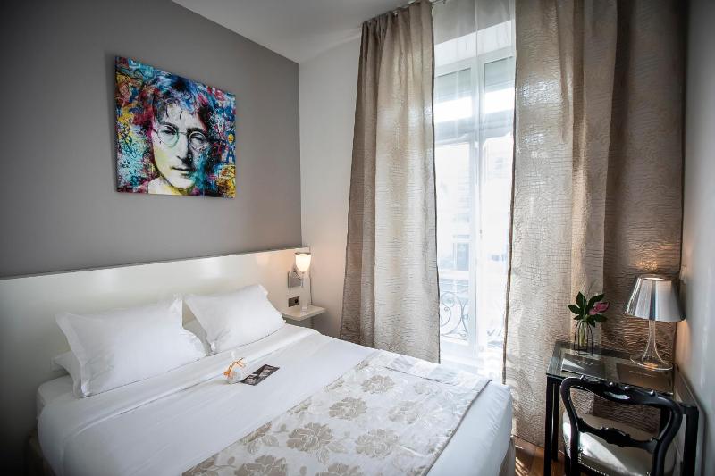 Standard Double Room image 3