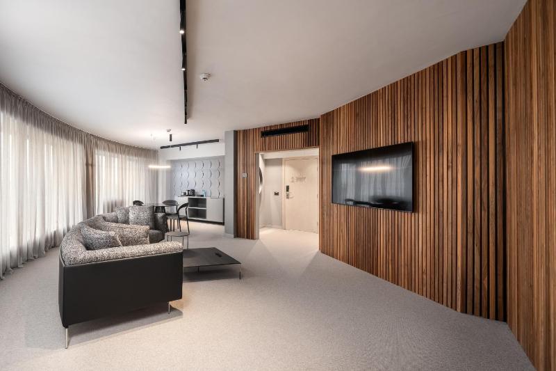 Large Suite image 1