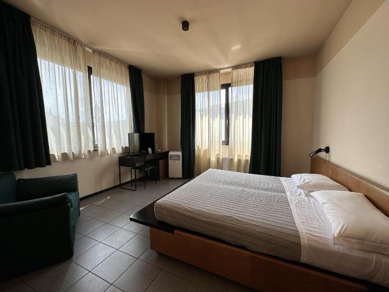 Standard Double Room image 4