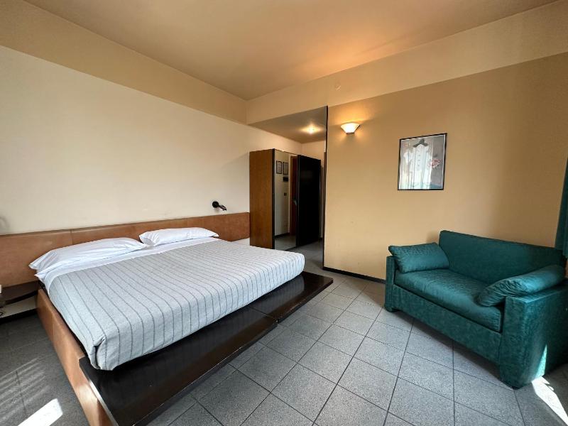 Standard Double Room image 3