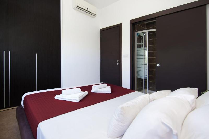 Villa Michaella - 500m from Golden Beach - image 12
