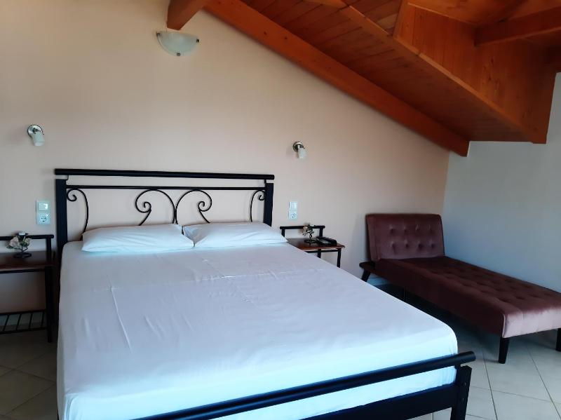 Double Room with Balcony and Sea View image 4
