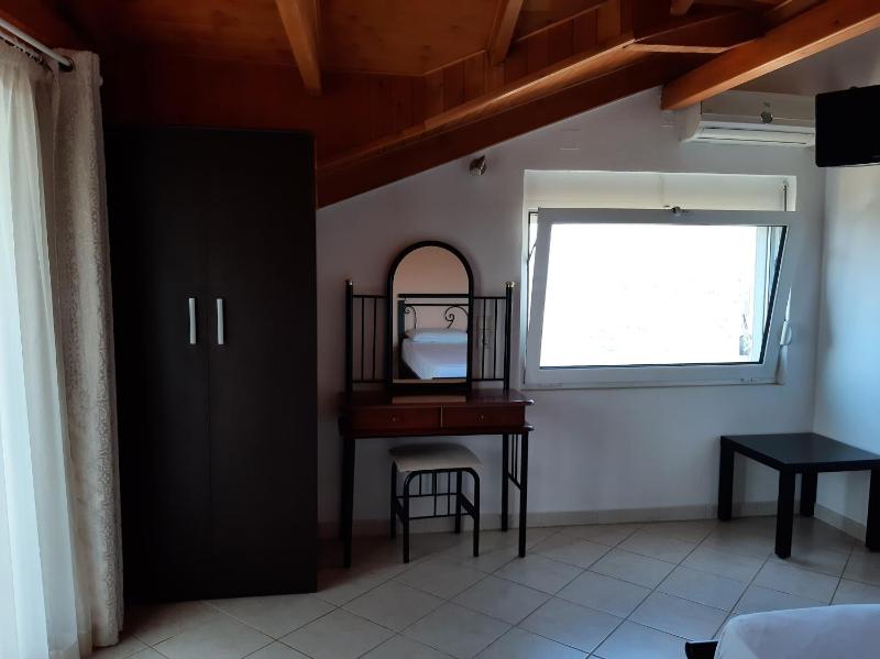 Double Room with Balcony and Sea View image 2