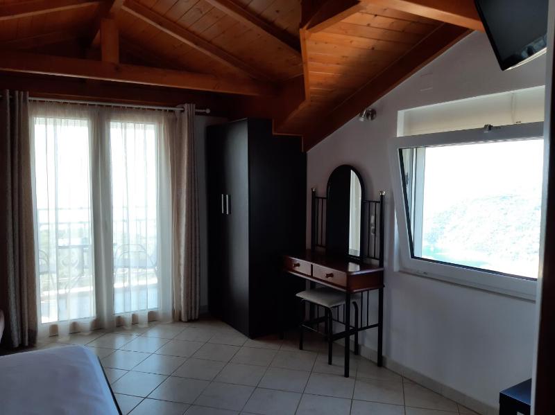 Double Room with Balcony and Sea View image 3