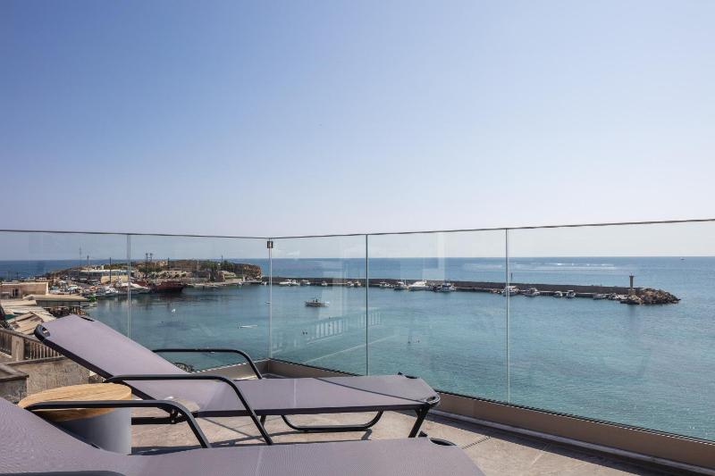 Skipper Beachfront Suites - image 22