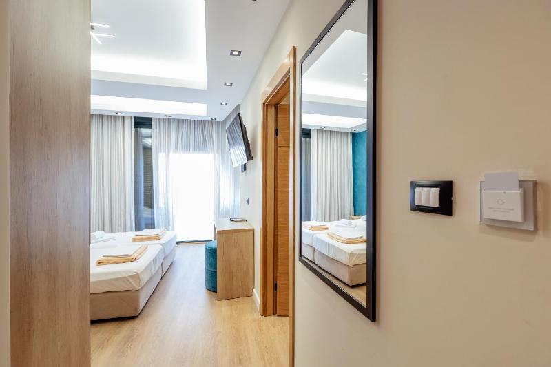 Deluxe Triple Room image 3