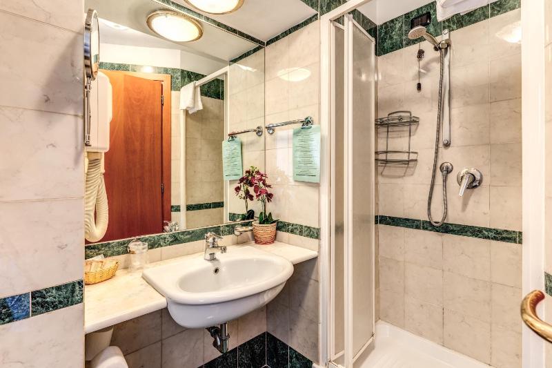 Single Room image 3