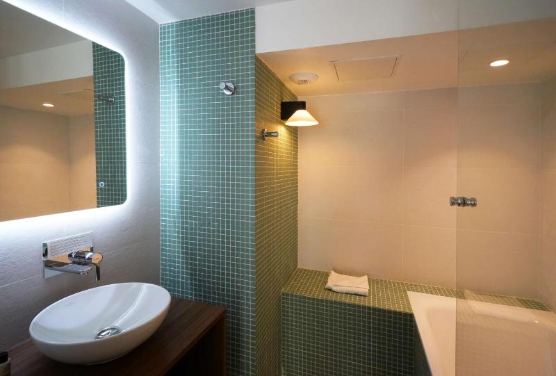 Deluxe King Room with Bath Tub - Non-Smoking image 2