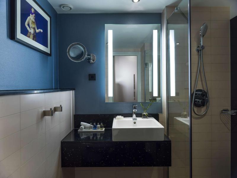 Superior Room with City View image 3