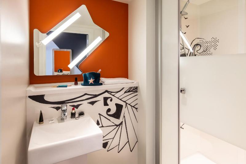 Twin Room image 2