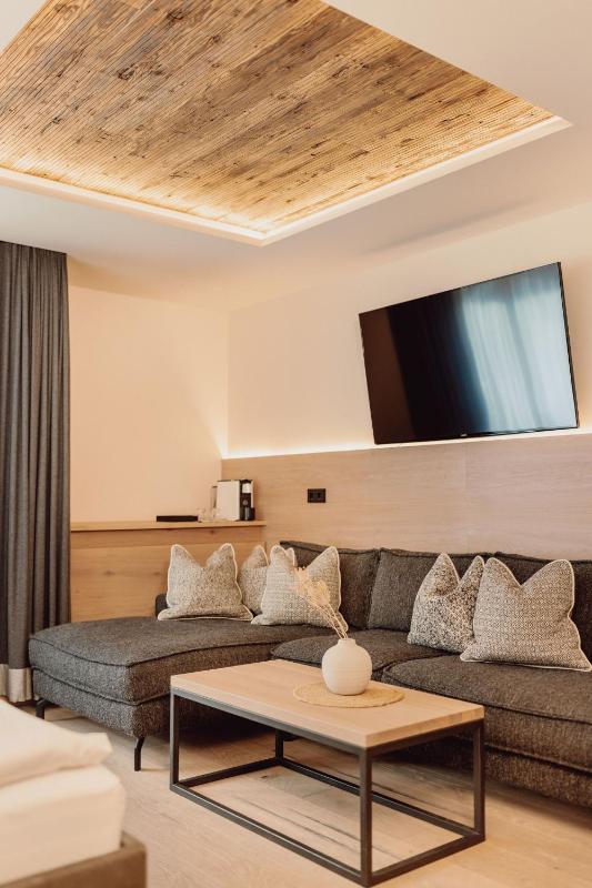 Double Room with Balcony image 3