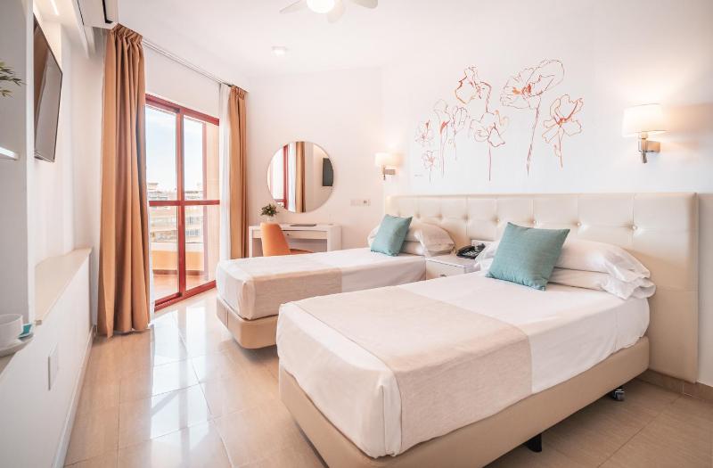 Double or Twin Room with  Lateral Sea View image 4