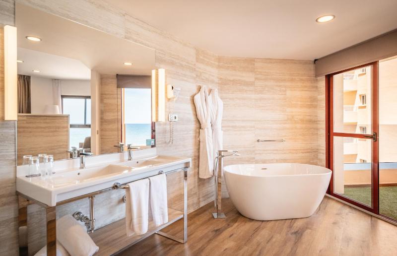 Junior Suite with Frontal Sea View image 2