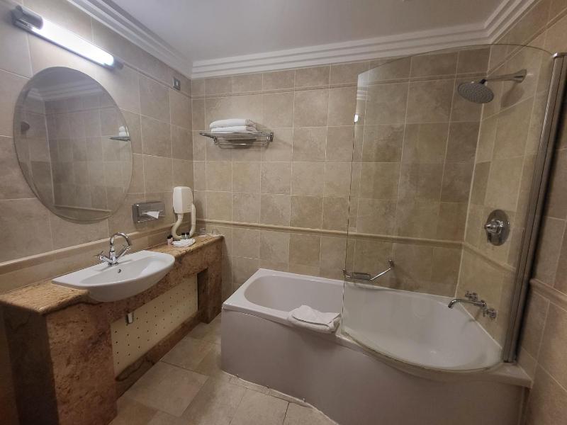 Twin Room image 3