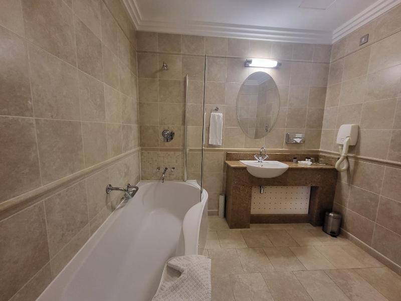 Twin Room image 4