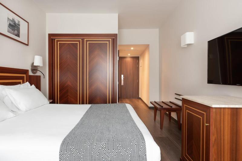 Double Room with Sea View image 3