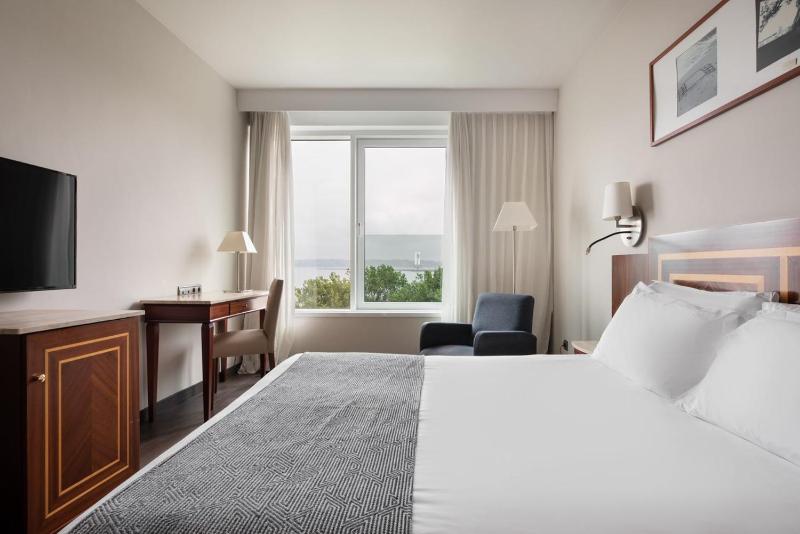 Double Room with Sea View image 2