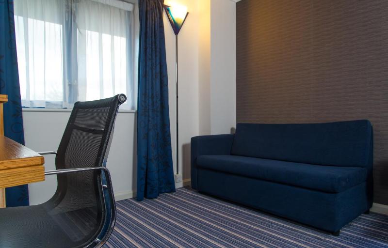 Standard Double Room with Sofa Bed and Free Hot Breakfast image 4