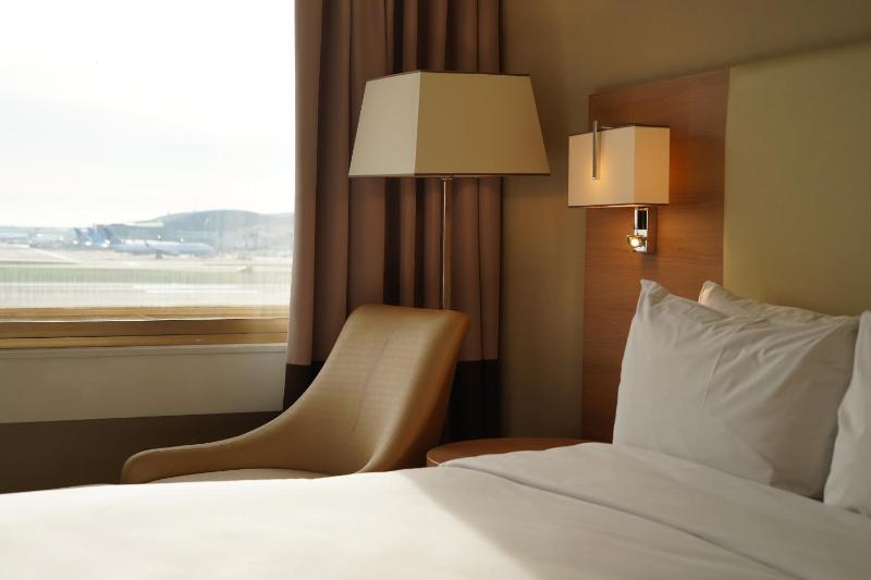 Executive Room with Runway View image 3