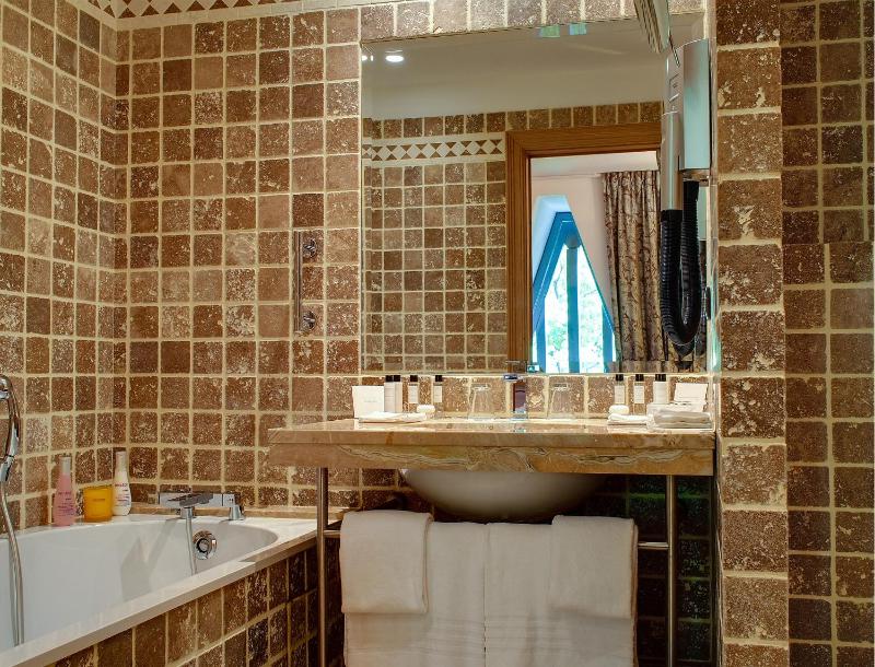 PRIVILEGE, Guest room, 2 Twin/Single Bed(s), City view   image 1