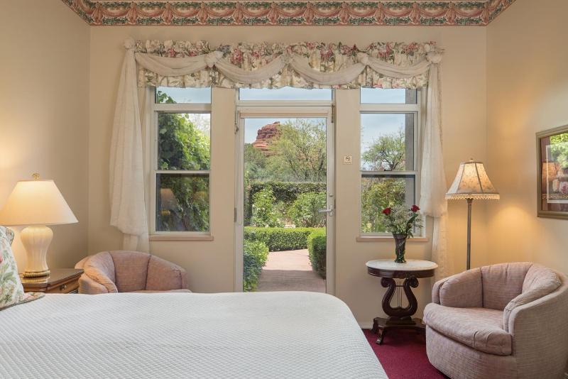 Queen Room - Evening Primrose image 4
