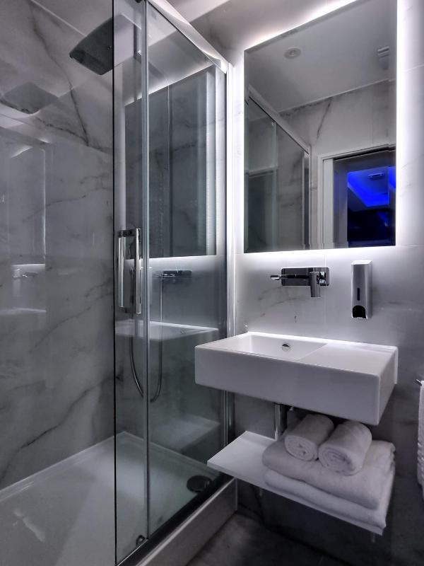 Signature Jacuzzi Suite image 3