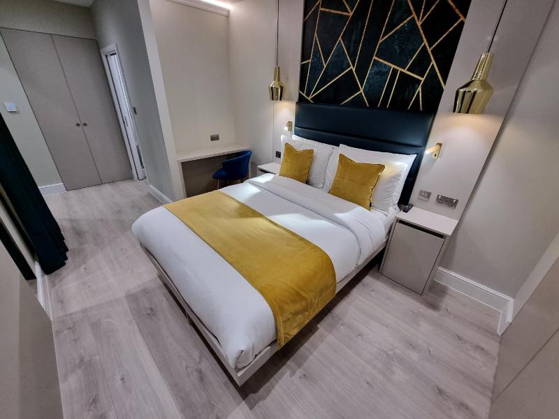 Signature Jacuzzi Suite image 2