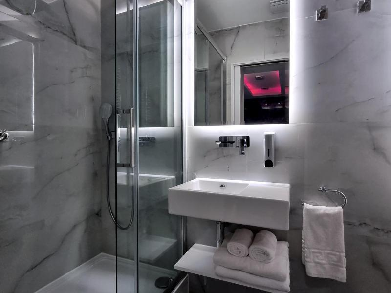 Signature Jacuzzi Suite image 4