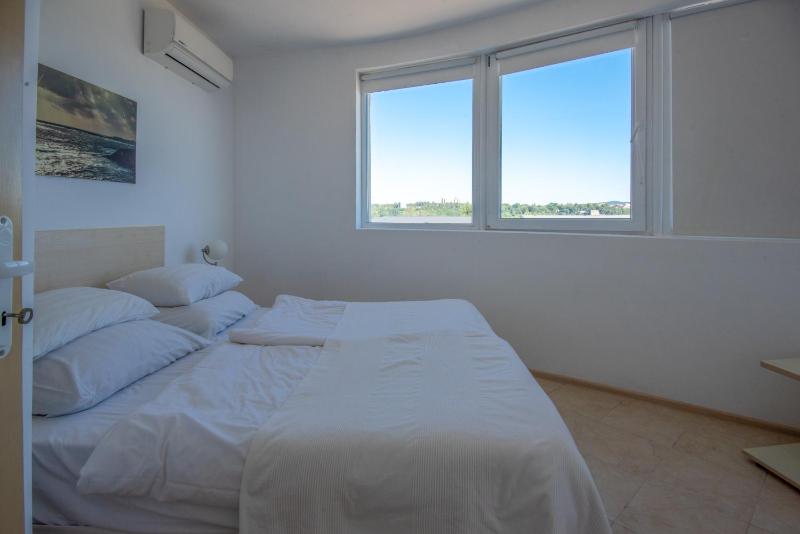 One-Bedroom Apartment with Sea View image 4