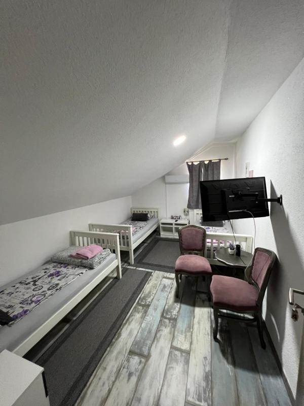 Economy Triple Room with Shared Bathroom image 1
