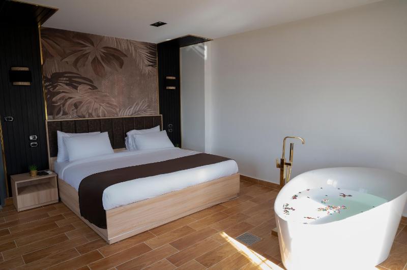 Junior suite with Jacuzzi Pyramids View image 4