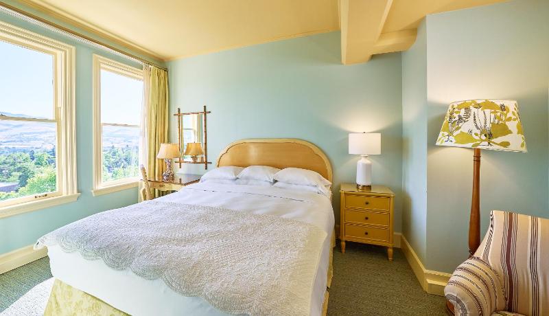 Traditional King Room image 3