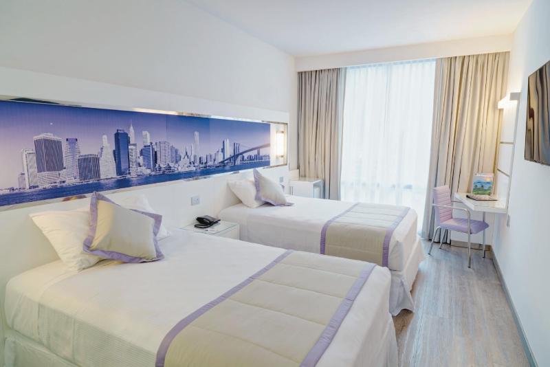 Deluxe Double Room with Two Double Beds image 2