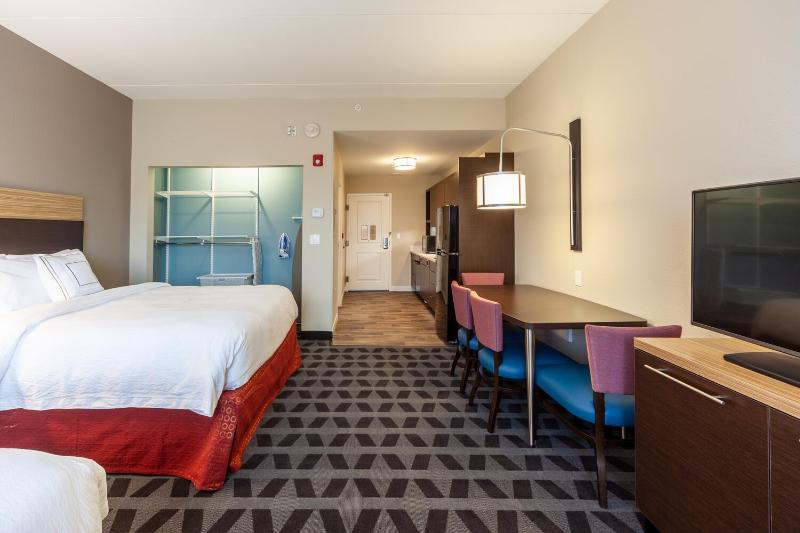 Studio with Two Queen Beds and Adapted Tub - Mobility and Hearing Accessible image 1