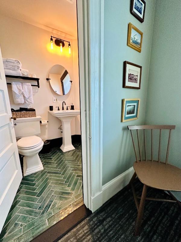 Deluxe King Room image 4