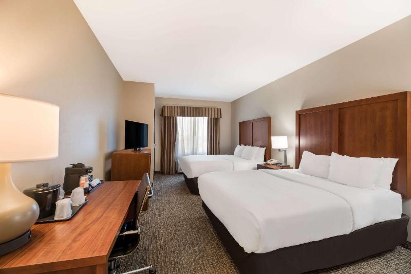 Queen Room with Two Queen Beds - Non-Smoking image 3