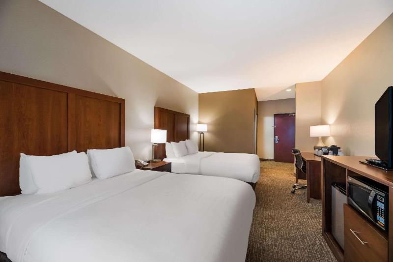 Queen Room with Two Queen Beds - Non-Smoking image 4