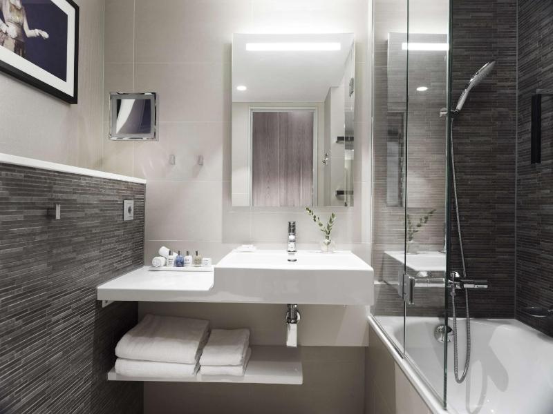 Superior Room with City View image 4
